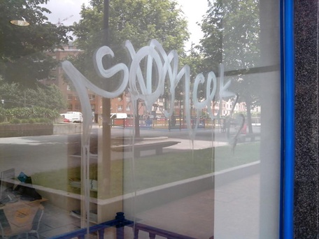 Удаление граффити со стекла